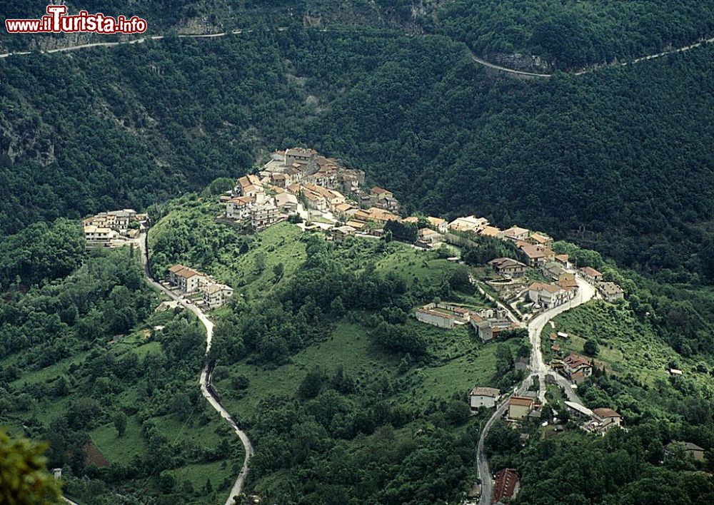 Immagine Il Borgo di Canistro in Abruzzo: è una delle cittadine termali della regione - © Ziegler175 - CC BY-SA 4.0, Wikipedia
