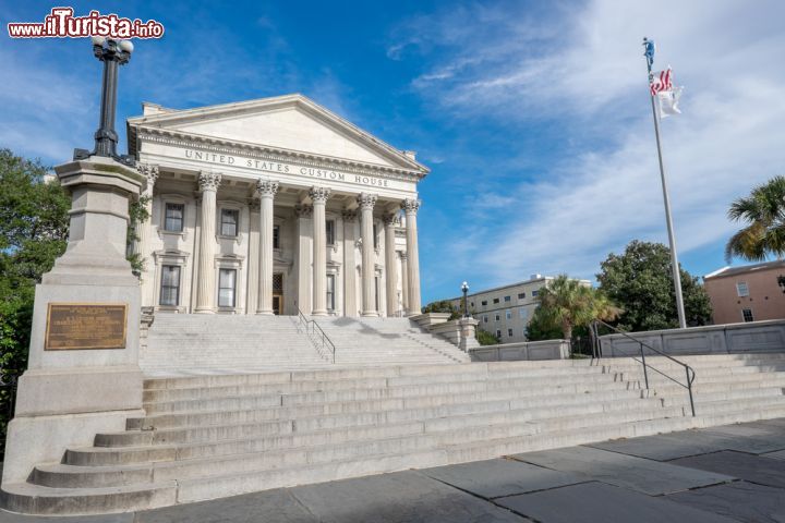 Immagine L'edificio della Custom House si trova nell'Historic District di Charleston. La sua costruzione inziò nel 1853, ma fu presto interrotta per gli alti costi del progetto - foto © Rolf_52 / Shutterstock.com