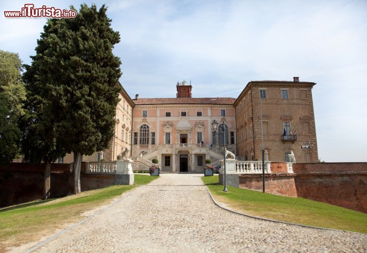 Immagine L'elegante ingresso al Castello di Govone in Piemonte - © Daniela Pelazza  / Shutterstock.com