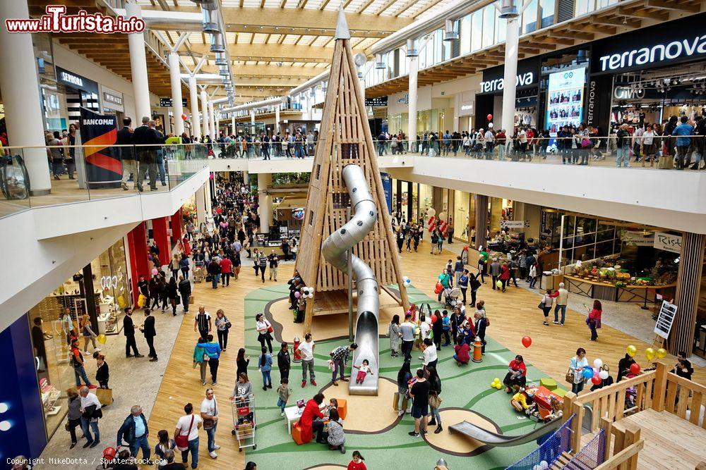 Immagine L'enorme centro commerciale di Arese, considerato il più importante shopping center italiano - © MikeDotta / Shutterstock.com