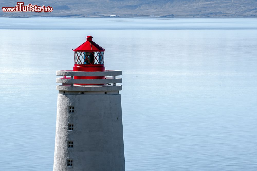 Immagine Il faro di Skarsviti sul Midfjordur, non lontano dalla cittadina di Hvammstangi, nel nord dell'Islanda.