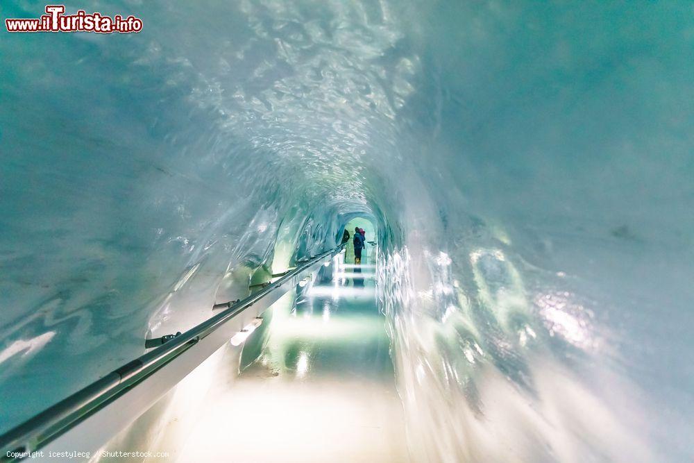 Immagine L'Ice Palace il Palazzo di Ghiaccio visitabile al Jungfraujoch in Svizzera - © icestylecg / Shutterstock.com