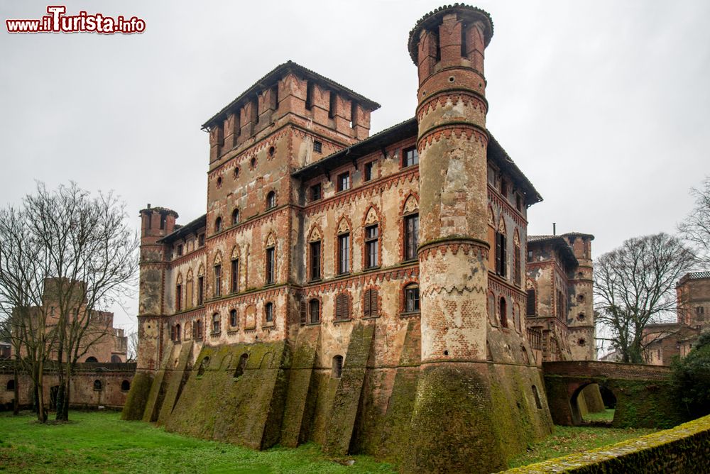 Immagine L'imponente aspetto del Castello di Piovera, nelle campagne del Piemonte, provincia di Alessandria