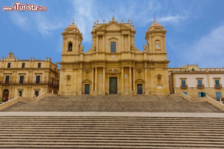 Immagine L'imponente Cattedrale di San Nicolò, a Noto - questa splendida e maestosa cattedrale, grande gioiello barocco, è annoverata tra le più belle chiese non solo d'Italia, ma del mondo, ed è stata infatti insignita dei titoli di "bene dell'umanità" e "monumento nazionale". - © Bildagentur Zoonar GmbH / Shutterstock.com