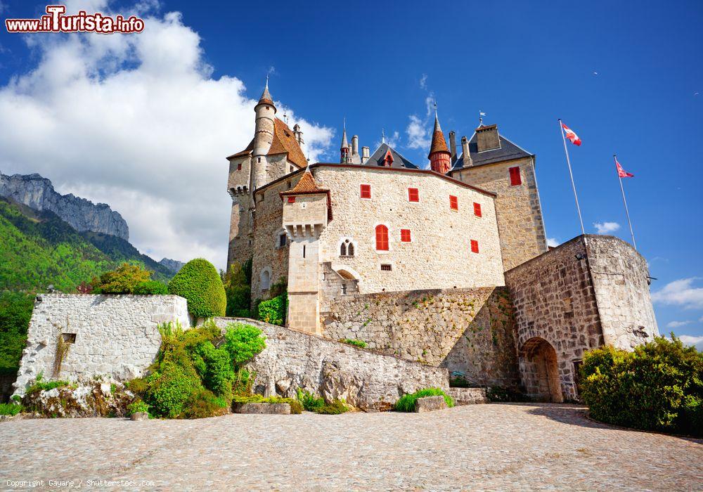 Immagine L'impressionante mole del Chateau de Menthon-Saint-Bernard in Francia siamo nella zona del lago di Annecy in Alta Savoia - © Gayane / Shutterstock.com