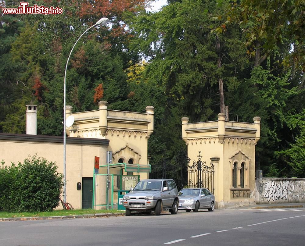 Immagine L'ingresso di una villa a Caronno Pertusella in Viale Cinque Giornate - © adirricor, CC BY 3.0, Wikipedia