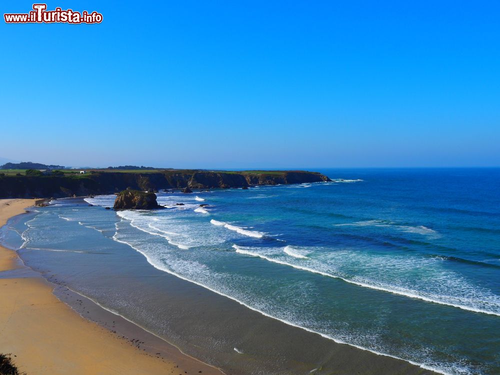 Immagine L'Oceano Atalntico del nord della Spagna e la spiaggia di Penarronda a Castropol, Asturie