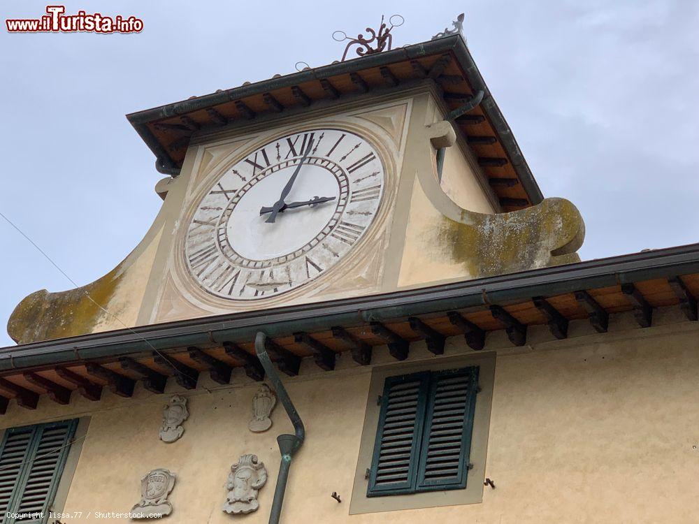 Immagine L'orologio che domina Palazzo Spartaco Conti nel centro storico di Campi Bisenzio - © lissa.77 / Shutterstock.com