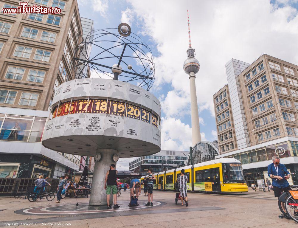 Immagine L'orologio di Alexanderplatz, Urania World Clock, uno dei simboli di Berlino e sullo sfondo la Torre della Televisione della capitale tedesca - © taranchic / Shutterstock.com