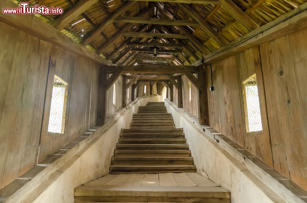 Immagine Il passaggio con scale in legno coperte che conduce alla chiesa fortificata di Biertan, Romania.