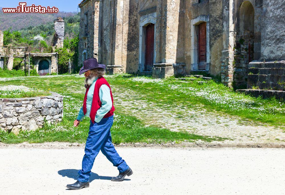 Immagine L'unico abitante di Roscigno Vecchia : Giuseppe Spagnuolo vive da solo nel borgo antico della Campania - © Gimas / Shutterstock.com