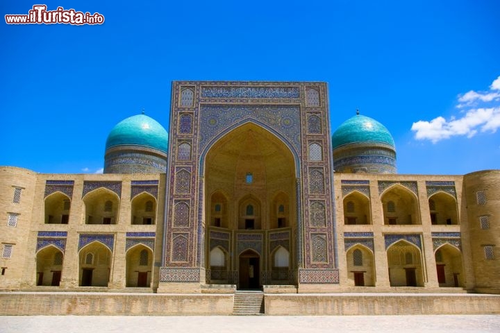 Immagine La Madrassa di Miri i Arab a Bukhara la città patrimonio UNESCO in Uzbekistan - © Coprid / Shutterstock.com