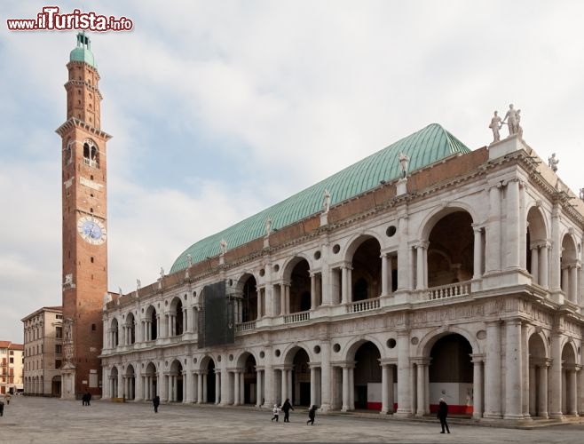 Immagine La Basilica Palladiana di Vicenza è frutto del genio di Andrea Palladio: fu l'architetto rinascimentale a modificare il preesistente Palazzo della Ragione, in stile gotico, aggiungengo le caratteristiche logge in marmo a serliane. Affacciata sulla Piazza dei Signori, la Basilica è sede di spettacoli teatrali e mostre d'arte e dal 1994, insieme alle altre architetture vicentine del Palladio, è bene Patrimonio dell'Umanità dell'UNESCO - © Claudio Gennari / Shutterstock.com