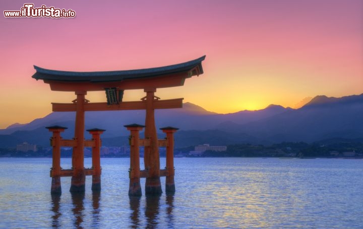 Immagine La Porta galleggiant di Otorii a Miyajima vicino a Hiroshima Giappone - © SeanPavonePhoto / Shutterstock.com