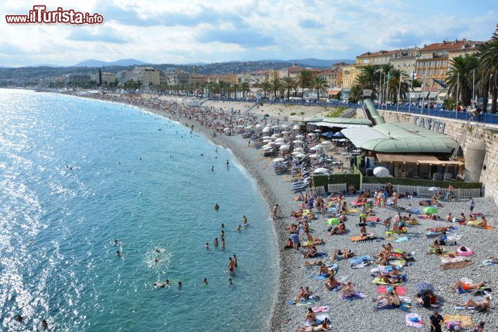 Immagine La Baia degli Angeli, la grande spiaggia di Nizza, Francia. Questa baia della Costa Azzurra bagna i Comuni di Nizza, Saint Laurent du Var, Cagnes su Mer, Villeneuve Loubet e Antibes.