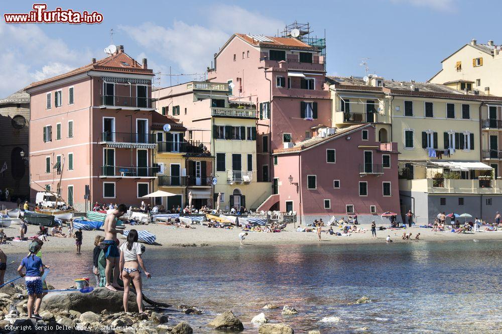 Immagine La Baia del Silenzio a Sestri Levante, Liguria. A fare da cornice alla piccola spiaggia sono le case colorate di questo borgo della riviera ligure di levante - © Sergio Delle Vedove / Shutterstock.com