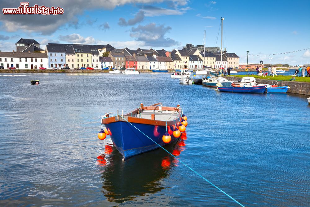 Immagine La baia di Galway Bay e sullo sfondo il borgo antico di Galway con le case color pastello in Irlanda.