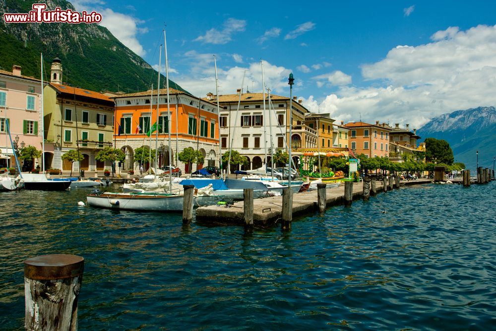Immagine La baia di Gargnano, provincia di Brescia, Lombardia. Una bella immagine del paese adagiato sulla sponda occidentale del lago di Garda.