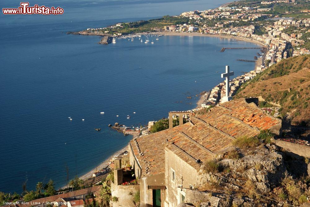 Immagine La baia di Giardini-Naxos in Sicilia fotografata dal Castello di Taormina - © Ales Liska / Shutterstock.com