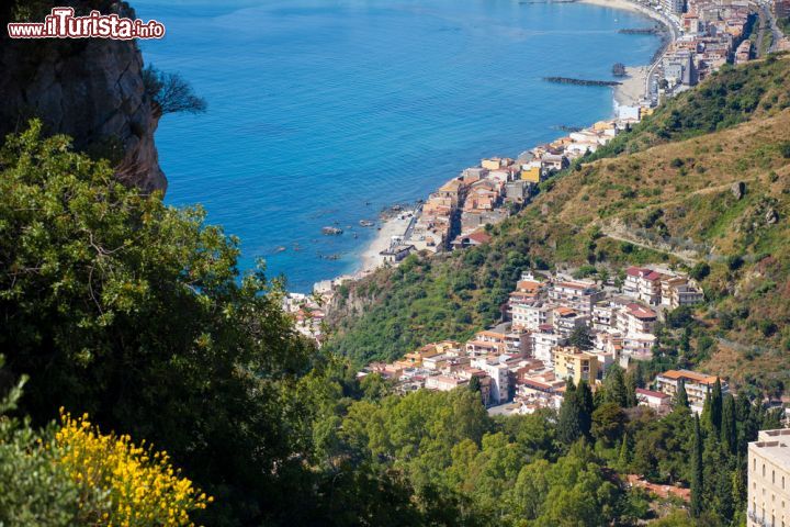 Immagine La baia di Giardini Naxos fotografata da Castelmola, Sicilia. Situata sul mar Ionio nella Sicilia orientale, questa località vanta un elegante abitato che assomiglia a una perla incastonata nell'omonima rada