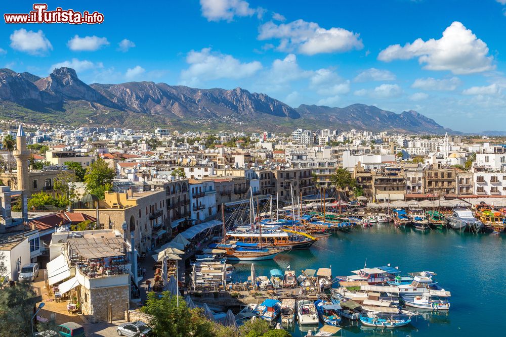 Immagine La baia di Kyrenia (Girne) nel nord dell'isola di Cipro. Misteriosa e romantica, questa cittadina di mare è costruita attorno a un porto scenografico al cui lato sorge un bel castello.