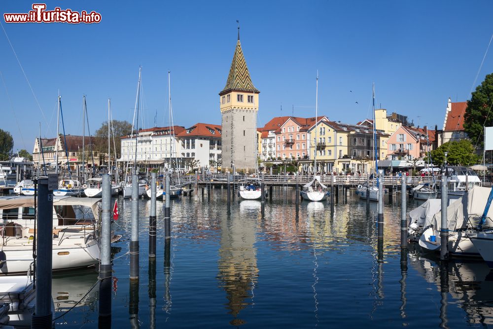 Immagine La baia e la marina di Lindau sul Lago di Costanza in Germania.