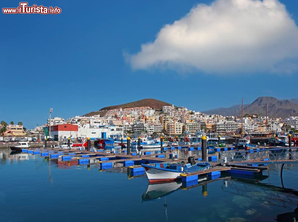 Immagine La baia di Los Cristianos, il porto della costa sud di Tenerife (Canarie)