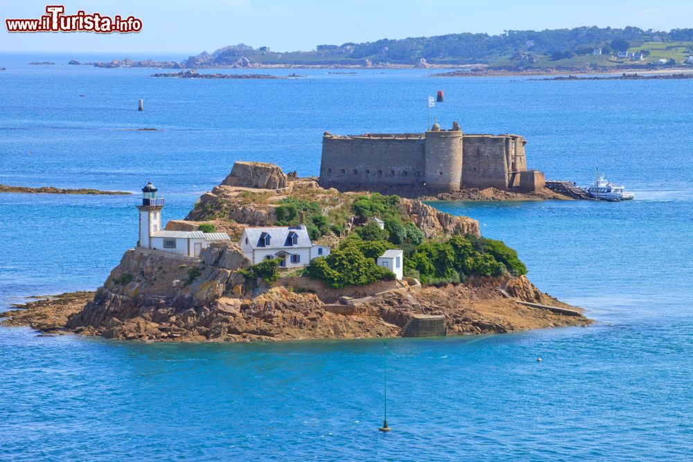 Immagine La baia di Morlaix vista dall'alto con il faro e il castello, Bretagna, Francia.