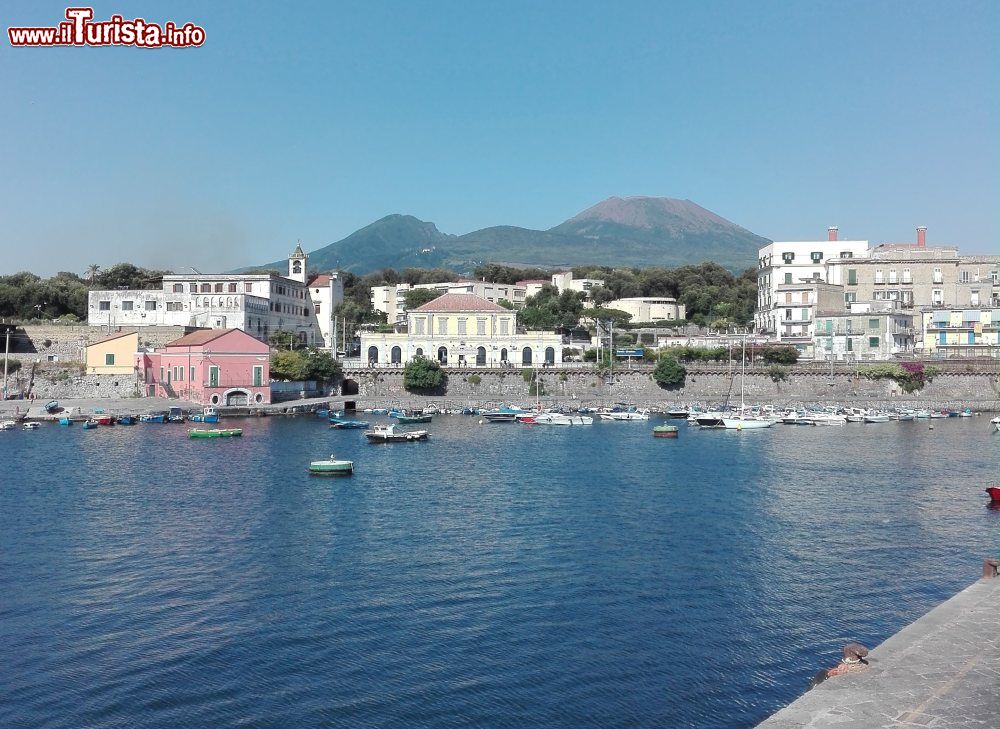 Immagine La baia di Portici in Campania e il Vesuvio sullo sfondo