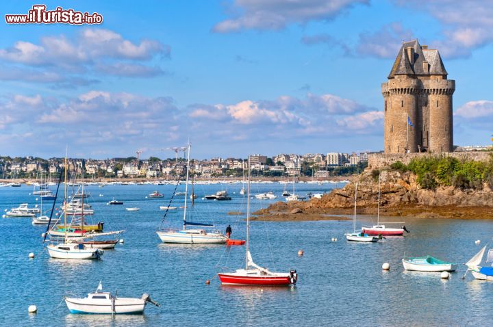 Immagine La baia di Saint-Malo in Bretagna, Francia. Città marinara nota per essere stata anche sede di una flotta di pirati, Saint-Malo è stata base di partenza per importanti scoperte fra cui quella del Canada. Fu infatti un abitante di Saint-Malo, tale Jacques Cartier, a scoprire il Canada - © Boris Stroujko / Shutterstock.com