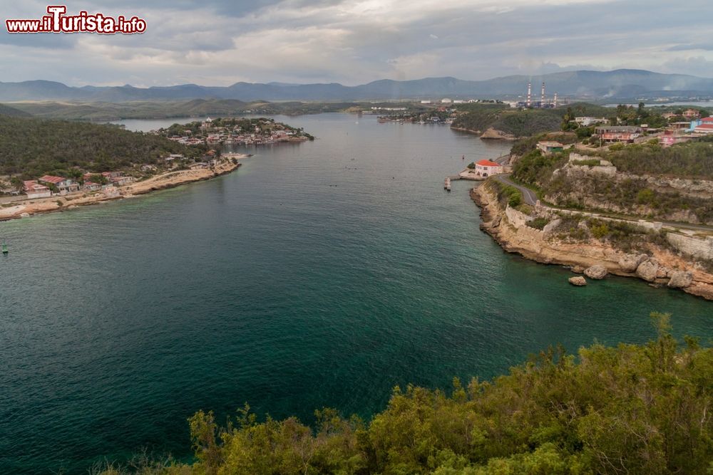 Immagine La baia di Santiago de Cuba attorno a cui si è sviluppata la città nell'Oriente cubano.