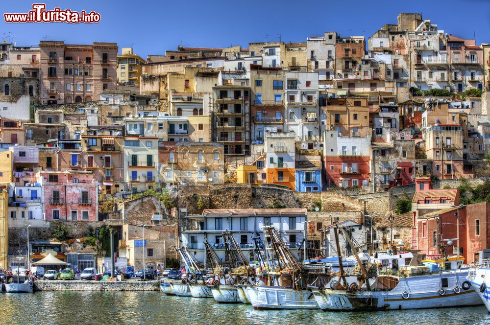 Immagine La baia di Sciacca e le case colorate del centro storico, Sicilia. La cittadina si affaccia sul mare dal lato meridionale tramite lo sperone Coda di Volpe della rupe bianca di Cammordino.