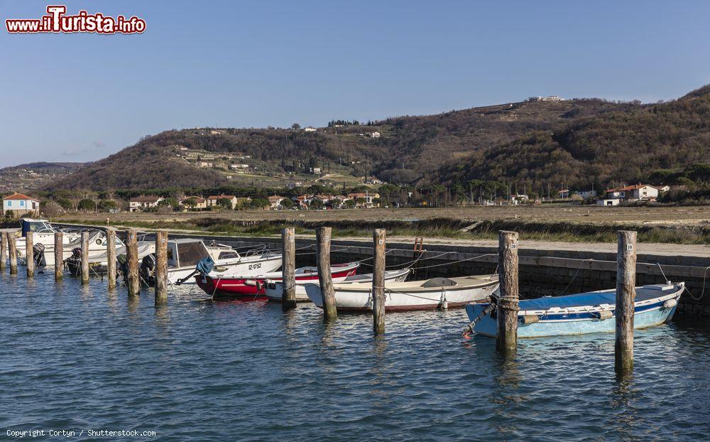 Immagine La baia di Strunjan in Slovenia con alcune barche di pescatori - © Cortyn / Shutterstock.com