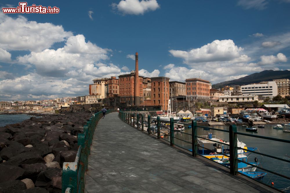 Immagine La baia di Torre del Greco a sud di Napoli in Campania