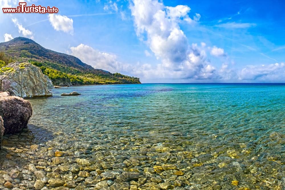 Immagine La baia di Trentova ad ovest di Agropoli, penisola del Cilento in Campania. E' famosa per le sue acque limpide, ideali per praticare lo snorkeling.