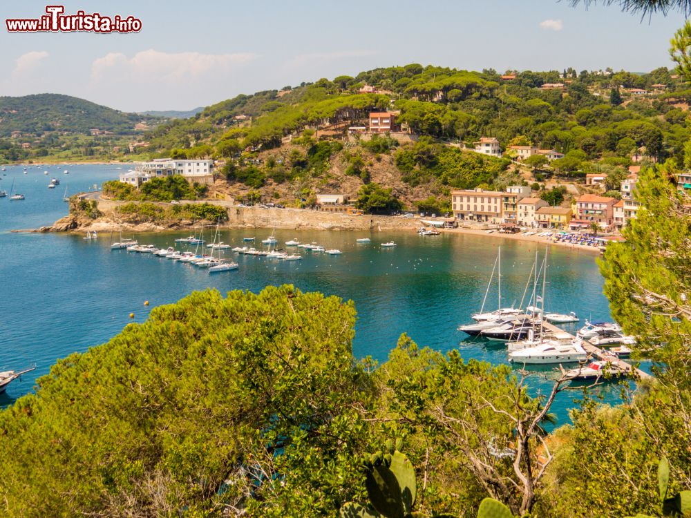 Immagine La baia e il mare limpido di Porto Azzurro, in Toscana