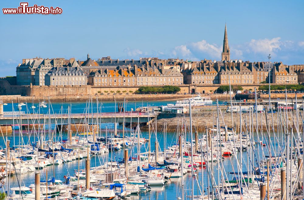 Immagine La baia e la città murata di Saint Malo in Bretagna, Francia