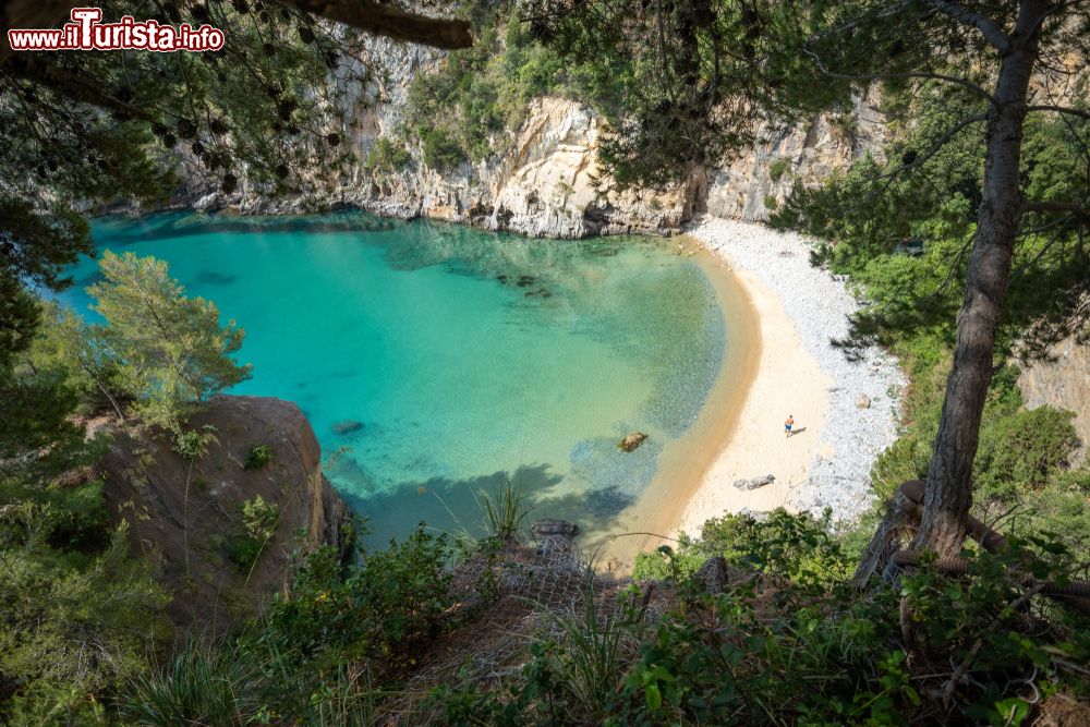 Immagine La baia e la spiaggia del Buondormire a Capo Palinuro nel Cilento, regione Campania