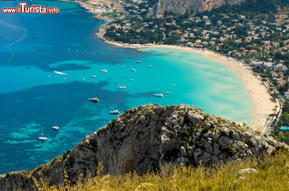 Immagine La baia e la spiaggia di Mondello fotografate dal Monte Gallo, siamo ad ovest di Palermo in Sicilia