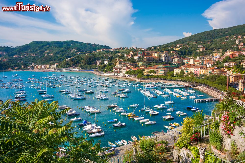 Immagine La baia sulla quale si affaccia Lerici, cittadina in provincia di la Spezia. Il suo porto è molto frequentato da piccole imbarcazioni private.