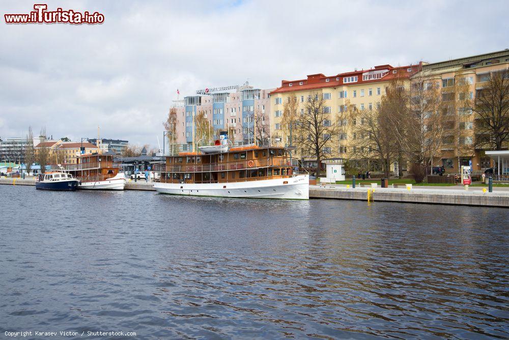 Immagine La banchina della città finlandese di Savonlinna in un pomeriggio nuvoloso - © Karasev Victor / Shutterstock.com