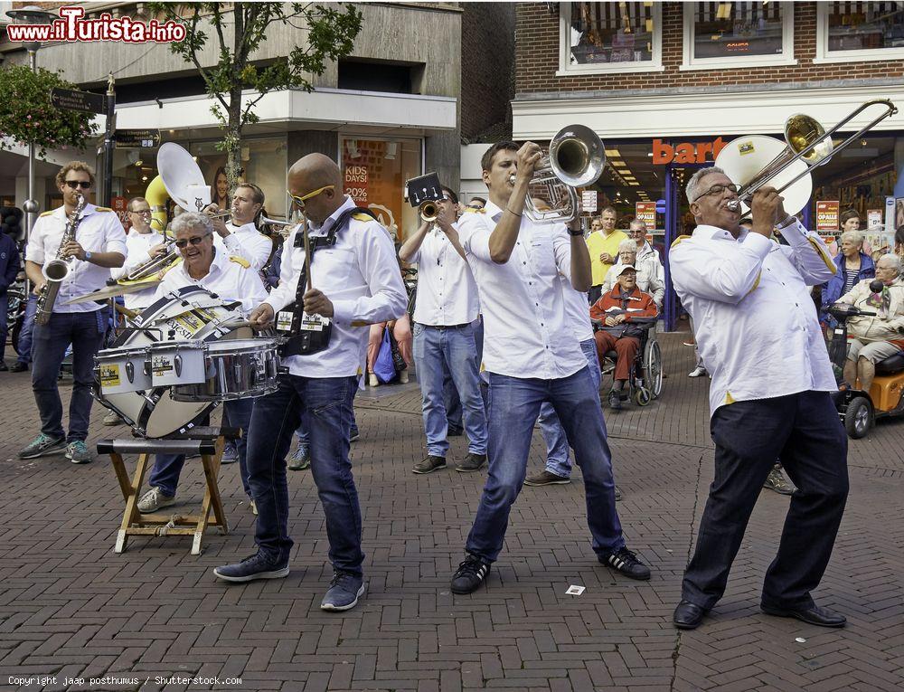 Immagine La band Dweilorkest De Knotwilgen si esibisce in una strada del centro di Sneek, Olanda, durante l'annuale Dweildag. - © jaap posthumus / Shutterstock.com