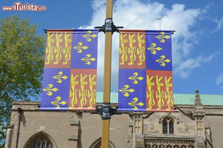 Immagine La bandiera di Re Riccardo III esposta davanti alla Cattedrale di Leicester, il luogo della sepoltura di King Richard III  - © tornadoflight / Shutterstock.com