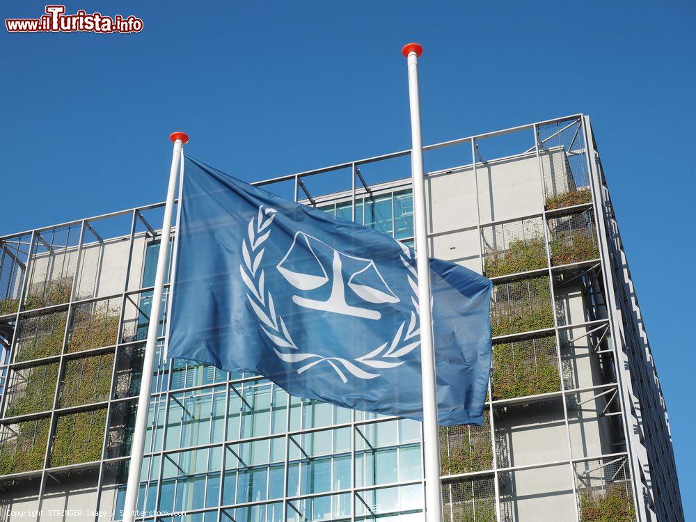 Immagine La bandiera e l'edificio principale della Corte Internazionale dei Crimini a L'Aia (Olanda) - © STRINGER Image / Shutterstock.com