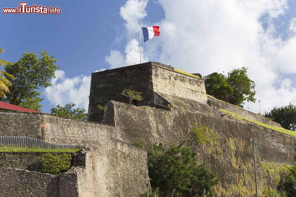 Immagine La bandiera francese sventola sul forte di Saint Louis a Fort-de-France, Martinica.