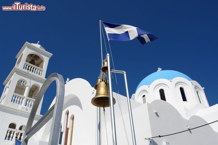 Immagine La bandiera greca sventola di fronte a una chiesa dell'isola di Angistri, Grecia - © Dimitris Mitropoulos / Shutterstock.com