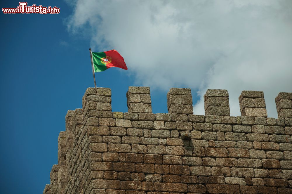 Immagine La bandiera portoghese sventola sulla torre del castello di Linhares da Beira. Il villaggio, situato sul versante occidentale della Serra da Estrela, ha probabilmente avuto origine da un castro lusitano.