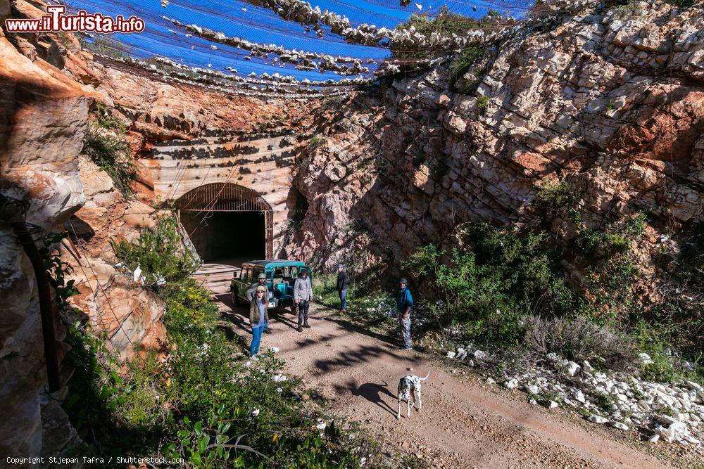 Immagine La base razzi Stupisce nei pressi di Komiza, isola di Vis, Croazia. E' solo uno degli oltre 30 ex siti militari sparsi sul territorio di quest'isola situata a una cinquantina di chilometri dalla costa dalmata - © Stjepan Tafra / Shutterstock.com