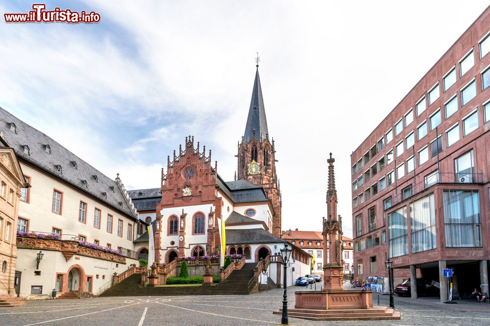 Immagine La basilica dei santi Pietro e Alessandro nel cuore di Aschaffenburg, Germania. Fondata nel 974 da Ottone di Baviera, venne ingrandita nel XIII° secolo.