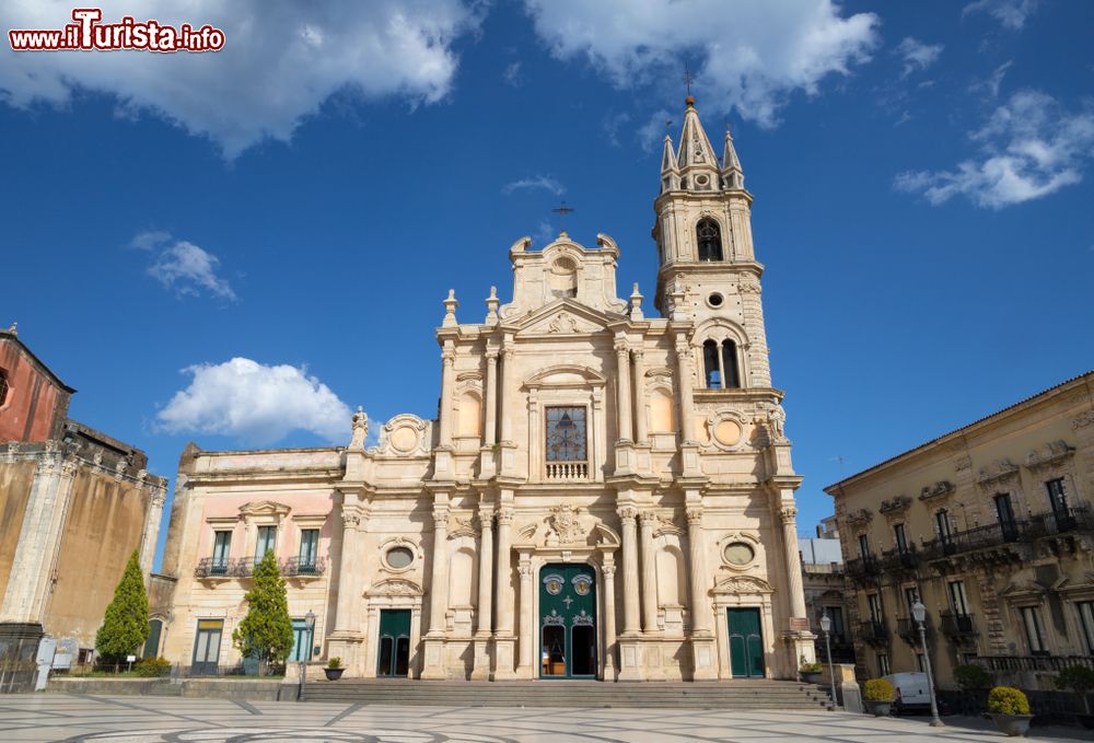 Immagine La Basilica dei Santi Pietro e Paolo in centro ad Acieale, Sicilia orientale